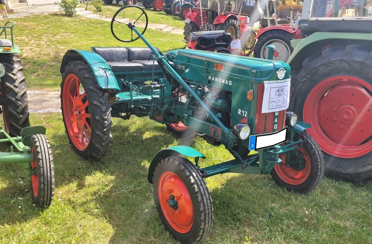 Hanomag R12, wie er von 1953 bis 1957 bei Hanomag in Hannover vom Band lief. Von diesem Modell verkaufte Hanomag rund 18.500 Einheiten. Der Einzylinderdieselmotor ist eine Eigenentwicklung von Hanomag und leistet 12 PS aus aus einem Hubraum von 511 cm�. Oldtimertreffen Altenthann/Oberpfalz am 03.05.2026.