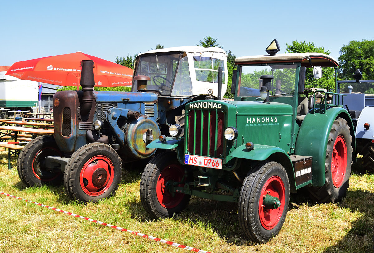 Hanomag R40, und ein Lanz Bulldog, gesehen am 27.5.2023 in Tüddern Bauernmuseum Traktortreffen 