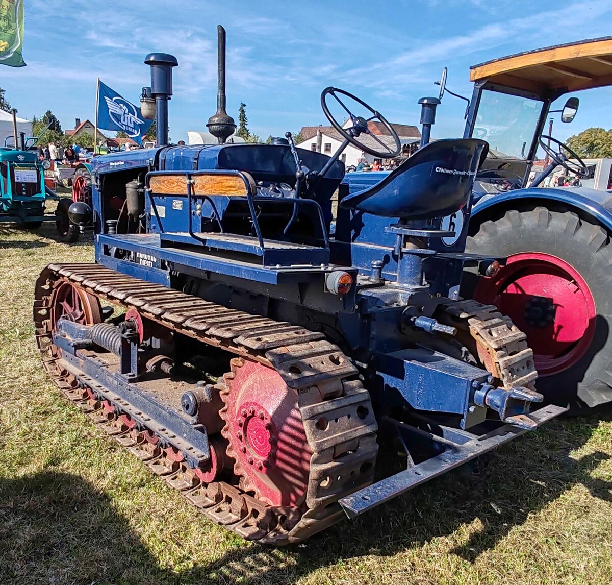 =Hanomag Raupe, ausgestellt bei der Oldtimerausstellung der OLDTIMERFREUNDE OHMTAL in Dannenrod, 09-2025