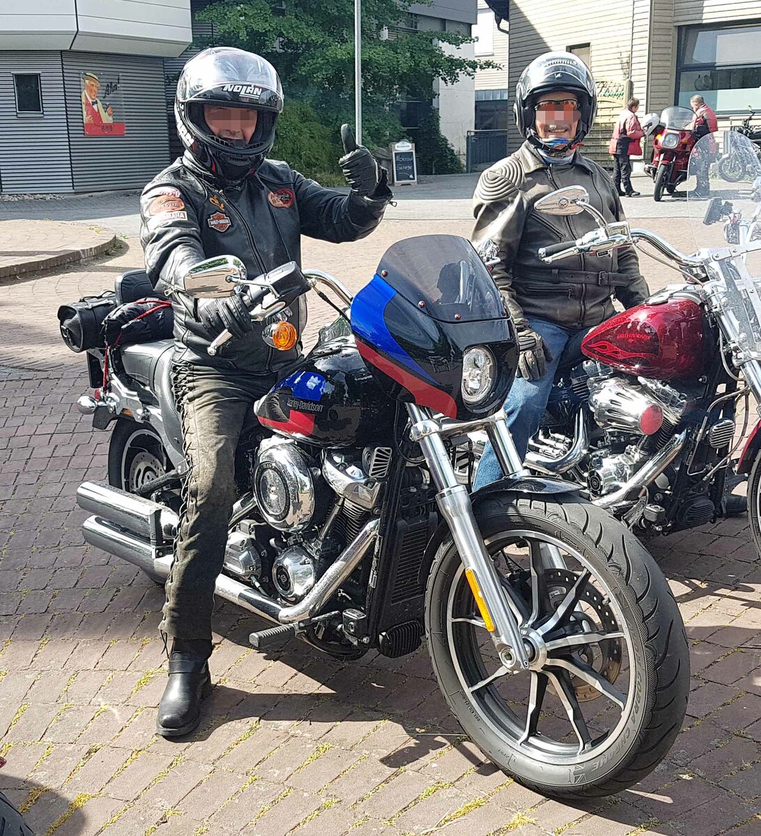 =Harley Davidson ist abfahrbereit zur geführten Tour am Konrad-Zuse-Hotel in Hünfeld, 07-2023