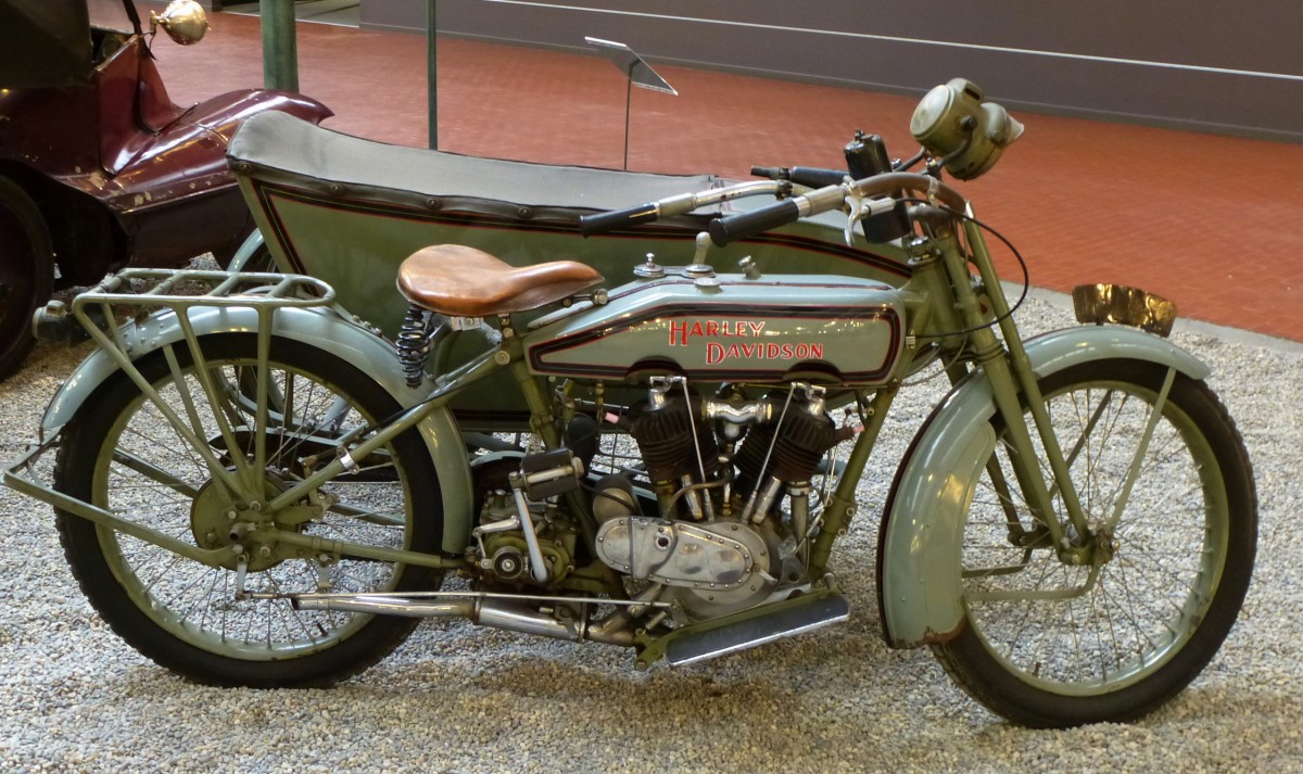 Harley Davidson mit Beiwagen, ausgestellt im Automobilmuseum Mülhausen(Mulhouse), Nov.2013