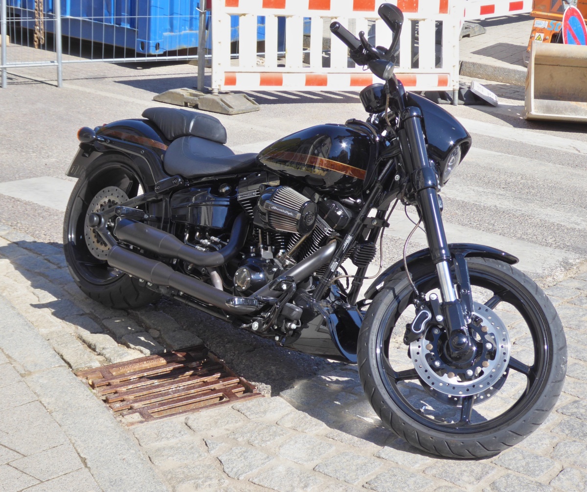 Harley Davidson Motorrad, abgestellt nahe einer Straßenbaustelle. 04.2022 