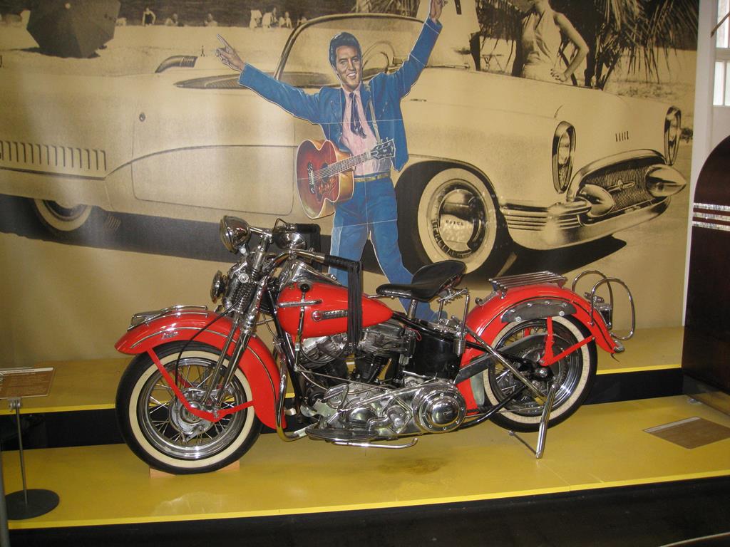 Harley Davidson Panhaed, Bj. 1948, am 12.3.2016 im Museum in Schramberg.