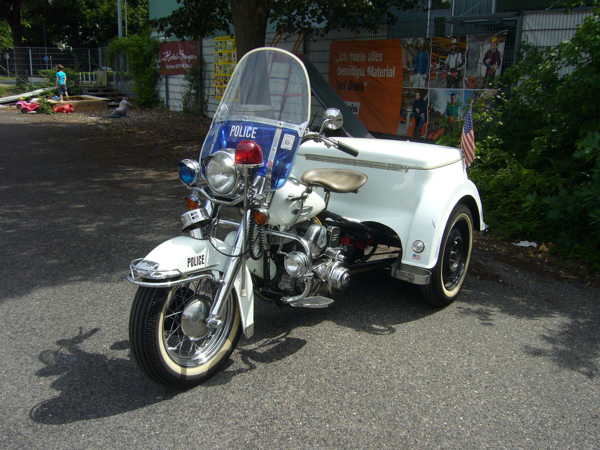 Harley Davidson Servi-Car in Polizeiausführung. Dieses dreirädrige Modell wurde von 1932 bis 1973 fast unverändert produziert. Während der gesamten Produktionszeit wurde der gleiche 
V2-Motor mit einem Hubraum von 742 cm³ verbaut. Die Leistung wurde allerdings im Laufe der Jahre angepasst. Mo´s Bikertreff in Krefeld am 11.07.2020.