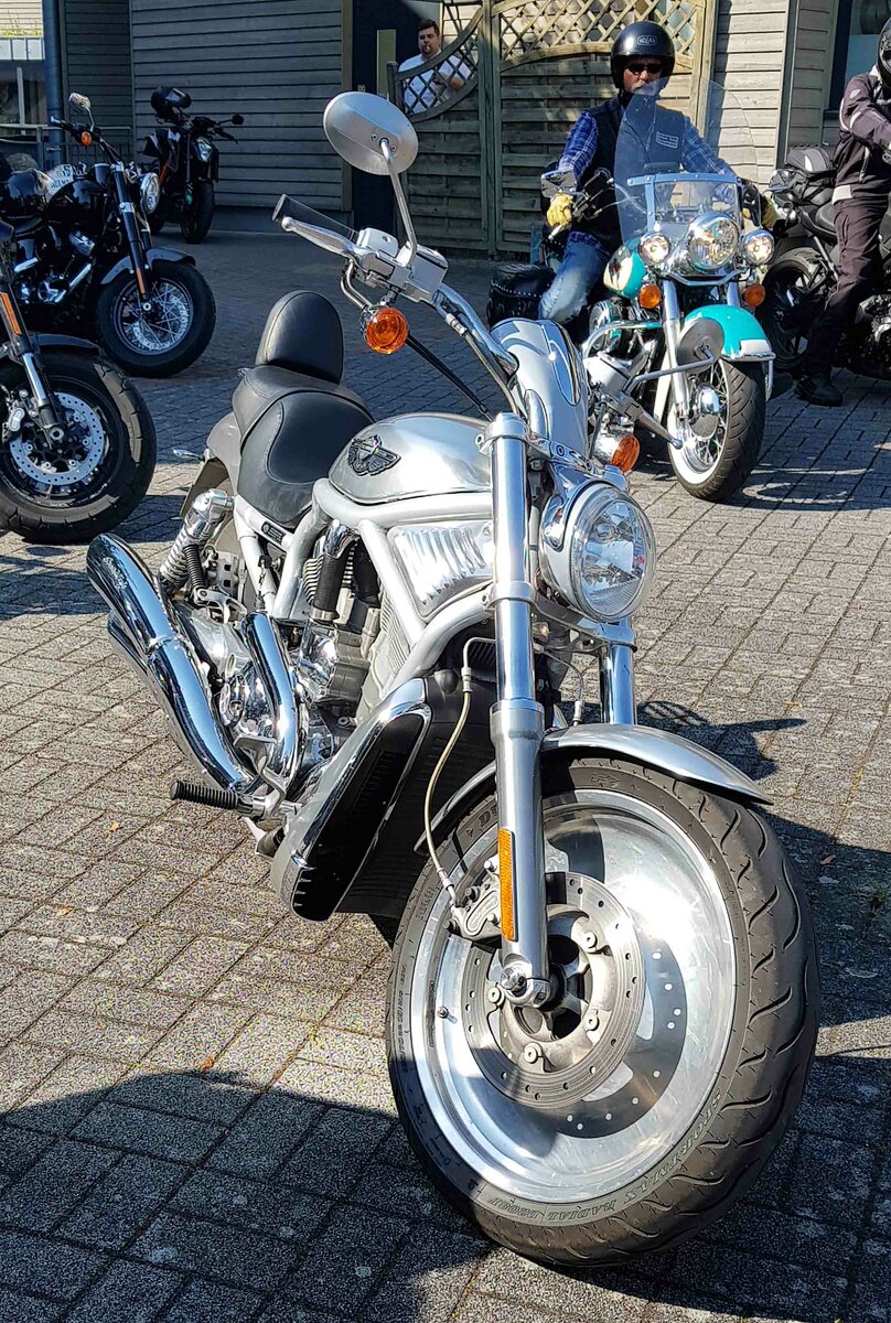 =Harley Davidson steht abfahrbereit zur geführten Tour am Konrad- Zuse-Hotel in Hünfeld, 07-2022 