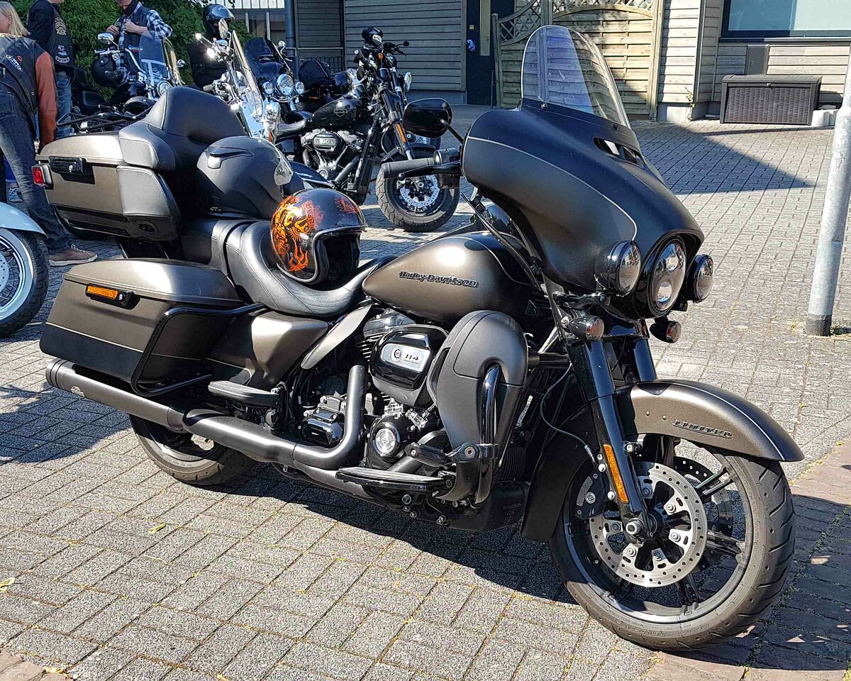 =Harley Davidson steht abfahrbereit zur geführten Tour am Konrad- Zuse-Hotel in Hünfeld, 07-2023