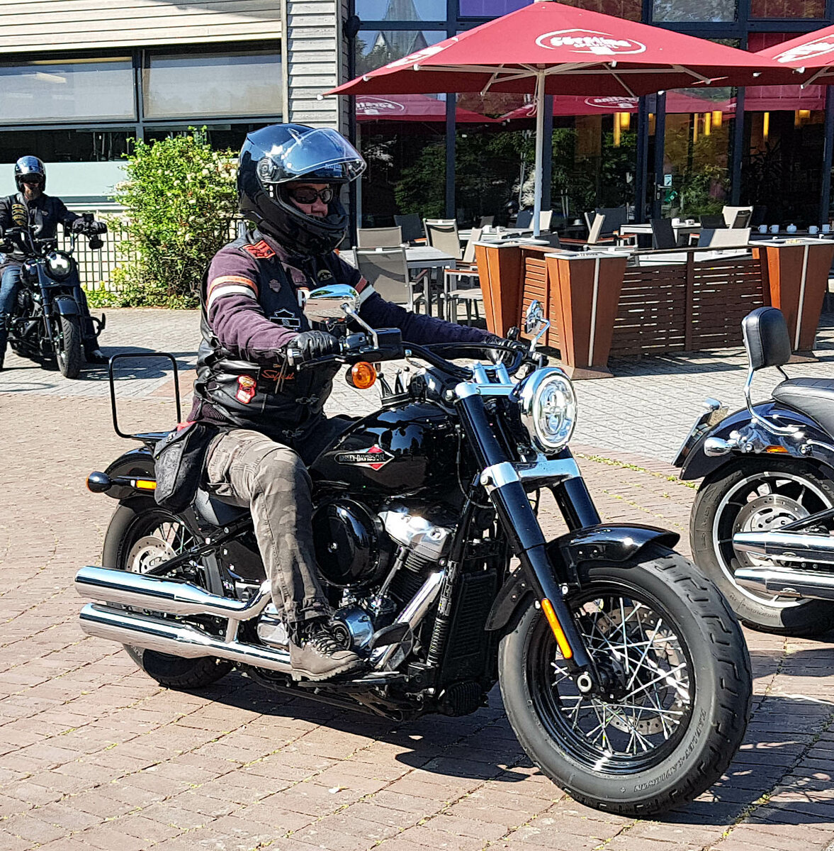 =Harley Davidson steht abfahrbereit zur geführten Tour am Konrad-Zuse-Hotel in Hünfeld, 06-2023