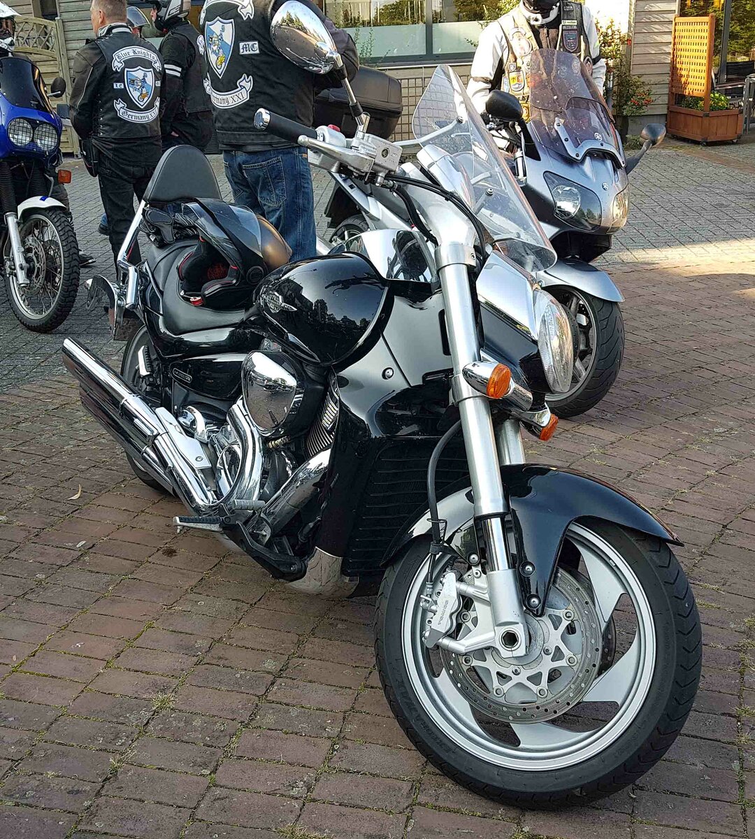 =Harley Davidson steht abfahrbereit zur geführten Tour vom Konrad-Zuse-Hotel in Hünfeld, 09-2023