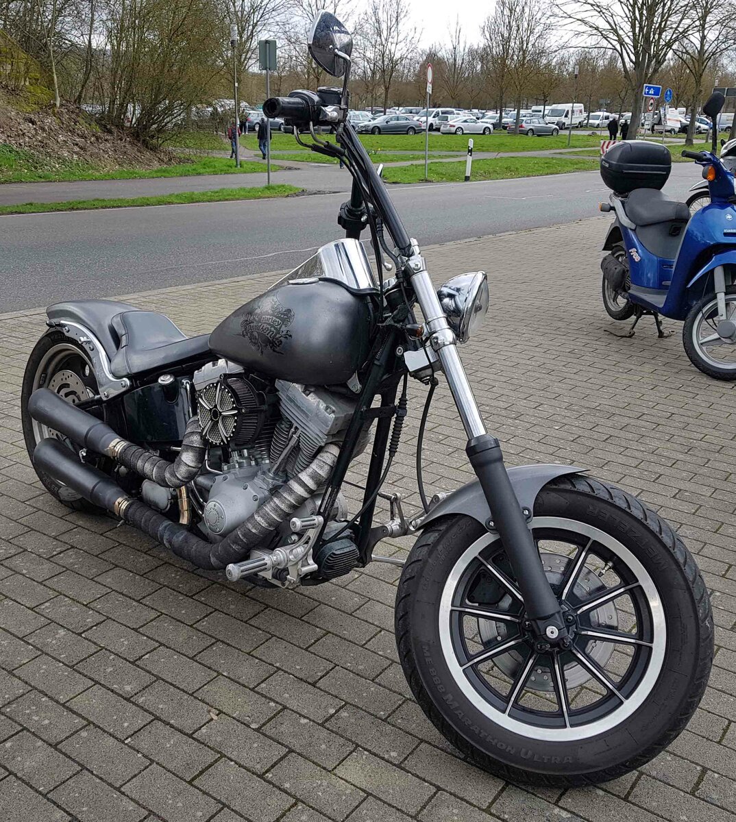 =Harley Davidson steht auf dem Besucherparkplatz der Technorama 2023 in Kassel