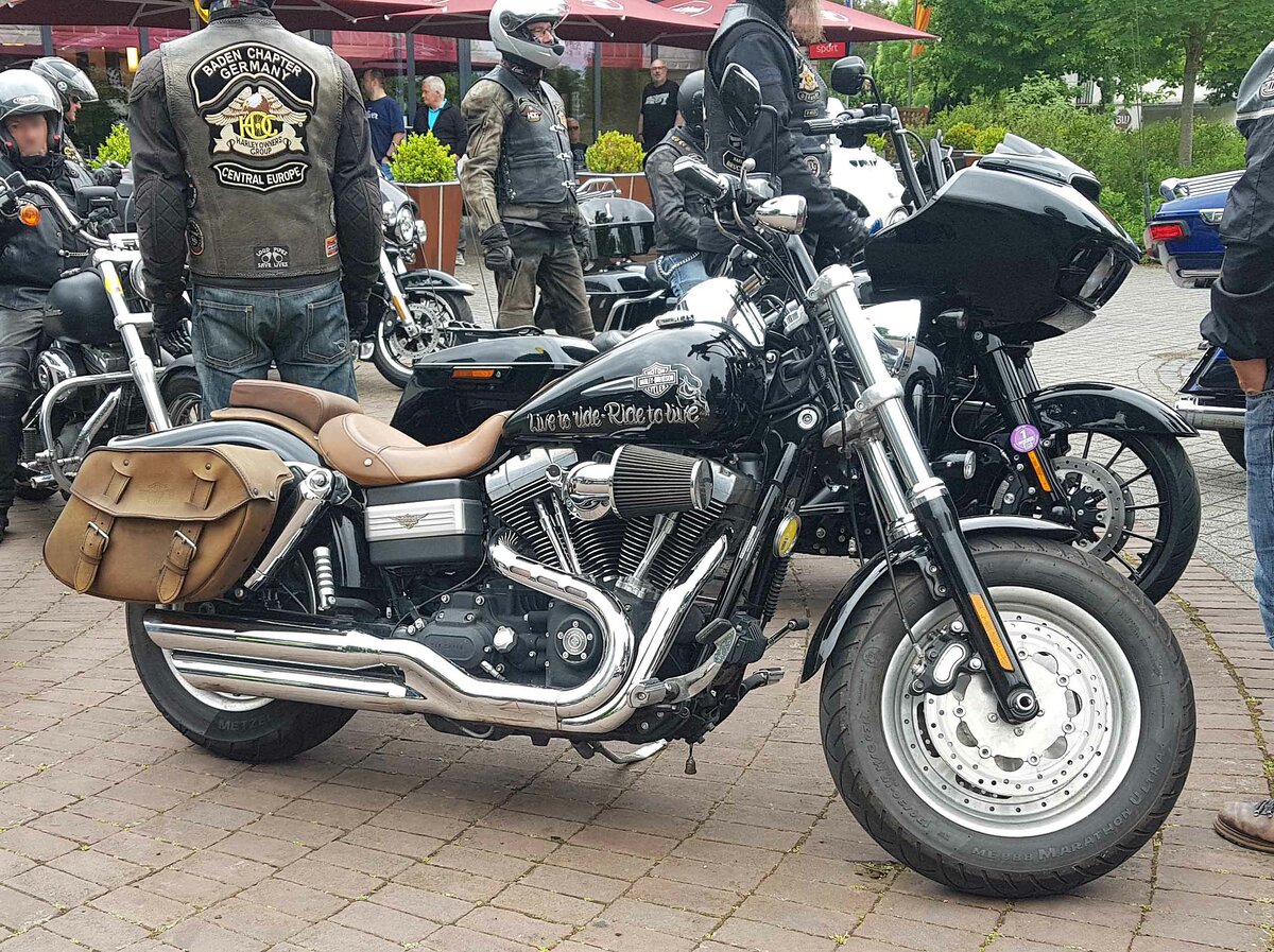 =Harley Davidson steht bereit zur Ausfahrt des Konrad-Zuse-Hotels in Hünfeld, 05-2022