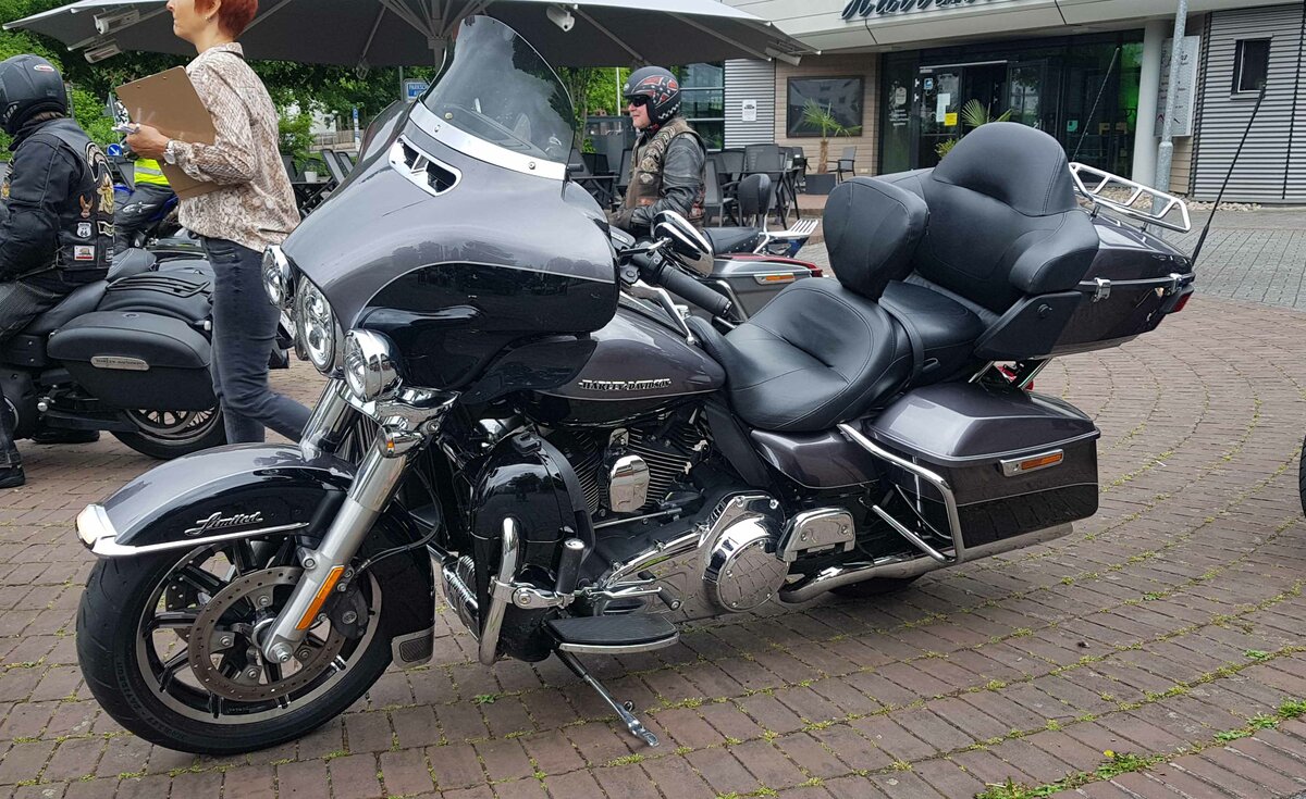 =Harley Davidson steht bereit zur Ausfahrt des Konrad-Zuse-Hotels in Hünfeld, 05-2022