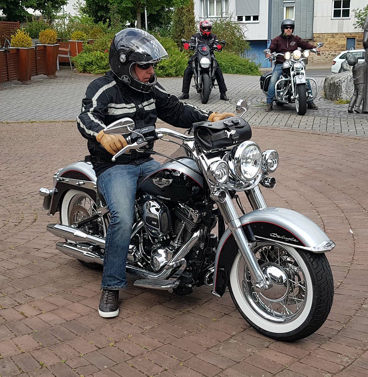 =Harley Davidson steht startbereit zur Ausfahrt des Konrad-Zuse-Hotels in Hünfeld, 06-2022