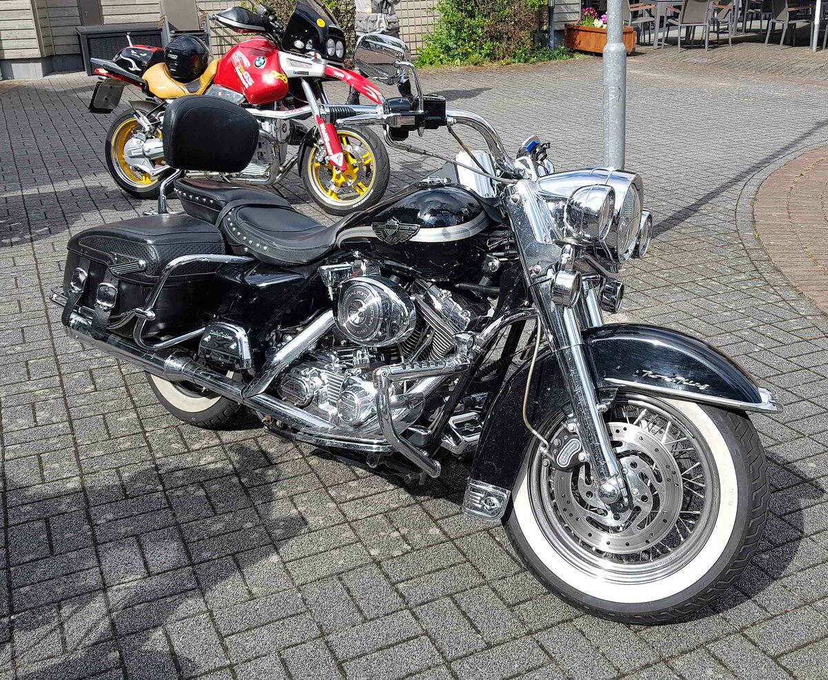 =Harley Davidson steht startklar zur Ausfahrt des Konrad-Zuse-Hotels in Hünfeld, 06-2022