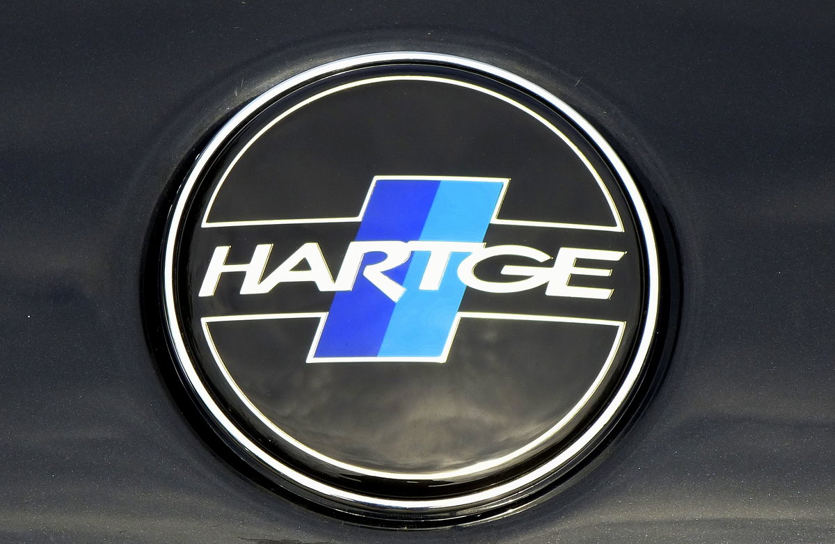 HARTGE, Logo auf der Kühlerhaube eines BMW, die Herbert Hartge GmbH&Co.KG im Saarland ist eine Tuningfirma für BMW und Mini, Mai 2016 