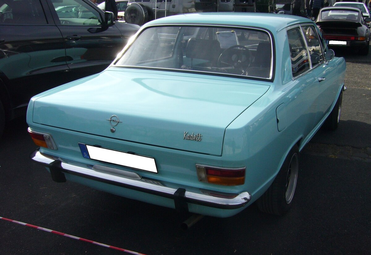 Heckansicht einer 2-türigen Opel Kadett B Limousine im Farbton siriusblau. Oldtimertreffen an Mo´s Bikertreff in Krefeld am 10.03.2024.