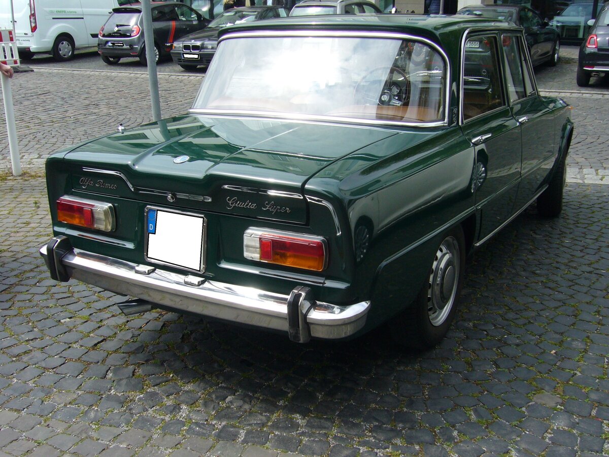 Heckansicht einer Alfa Romeo Giulia 1300 Super im Farbton verde pino. Oldtimertreffen des AMC Essen-Kettwig am 01.05.2022.