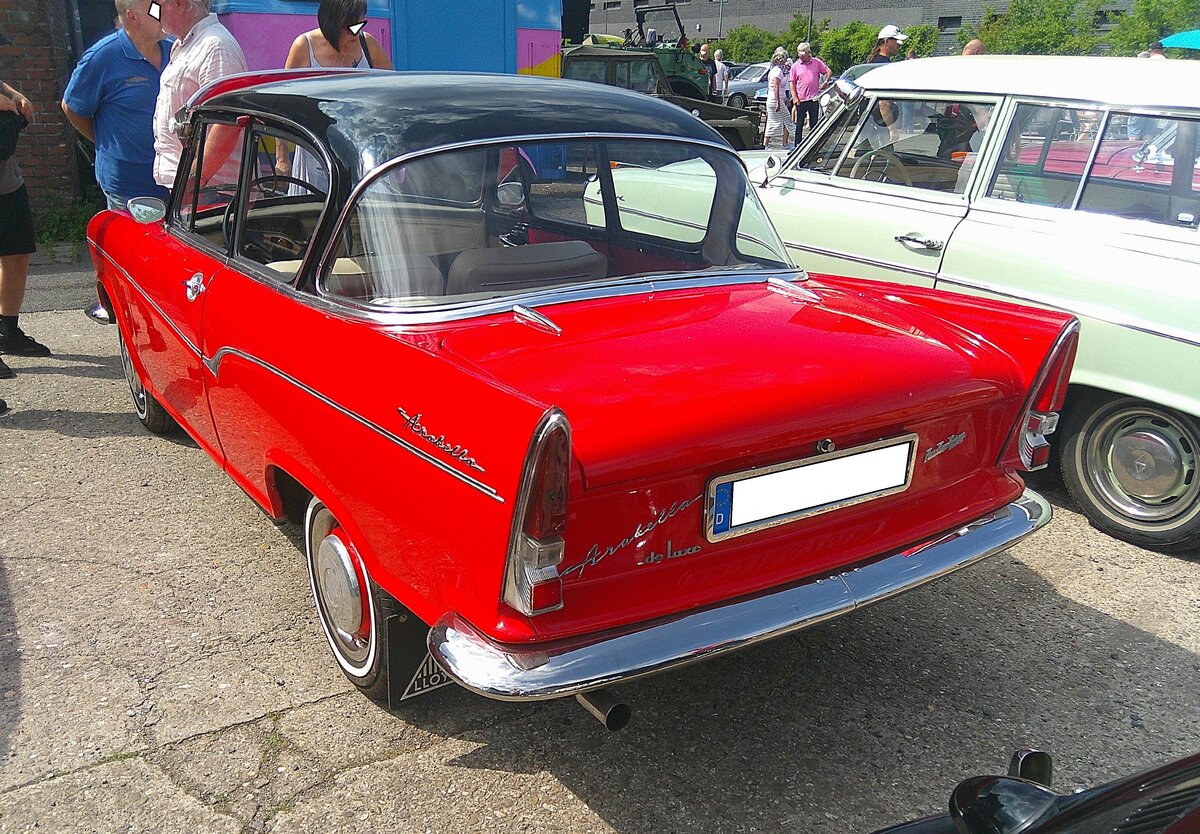 Heckansicht einer Borgward Arabella de Luxe aus dem Jahr 1961 in der Farbkombination kardinalrot und diamantschwarz. 18. Oldtimerfestival an der  Alten Dreherei  in M�lheim an der Ruhr am 21.06.2026.