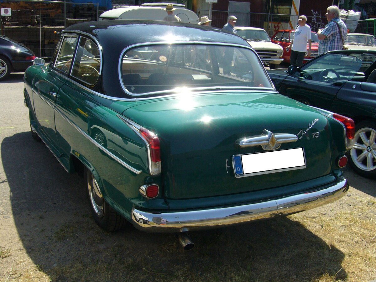 Heckansicht einer Borgward Isabella TS Limousine aus dem Jahr 1961. Oldtimertreffen an der  Alten Dreherei  in Mülheim an der Ruhr am 17.06.2023.
