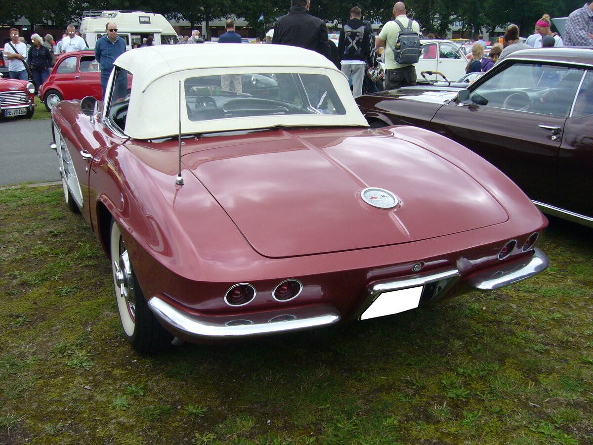 Heckansicht einer Chevrolet Corvette C1 Convertible des Modelljahres 1961. Oldtimertreffen an der Dreieckswiese in Duisburg am 01.08.2021.