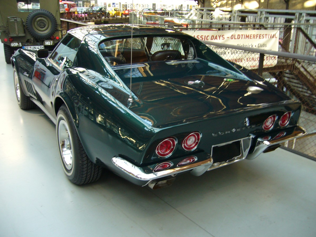 Heckansicht einer Chevrolet Corvette C3 Stingray Targa des Modelljahres 1974. Classic Remise Düsseldorf am 19.12.2015.