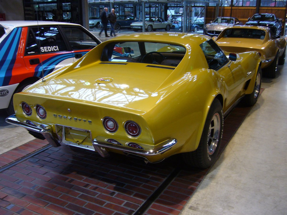 Heckansicht einer Chevrolet Corvette C3 Stingray aus dem Modelljahr 1973 im Farbton yellow gold. Im Jahr 1973 konnte der Kaufinteressent einer Corvette zwischen drei Motorisierungen wählen: 5733 cm³ mit wahlweise 190 PS oder 250 PS, sowie 7443 cm³ mit 279 PS. Classic Remise Düsseldorf am 02.02.2020.