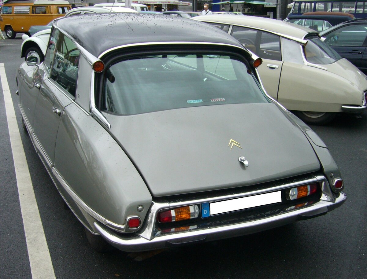 Heckansicht einer Citroen DS19 Pallas aus dem Jahr 1966. Außengelände der Techno Classica Essen am 13.04.2023.