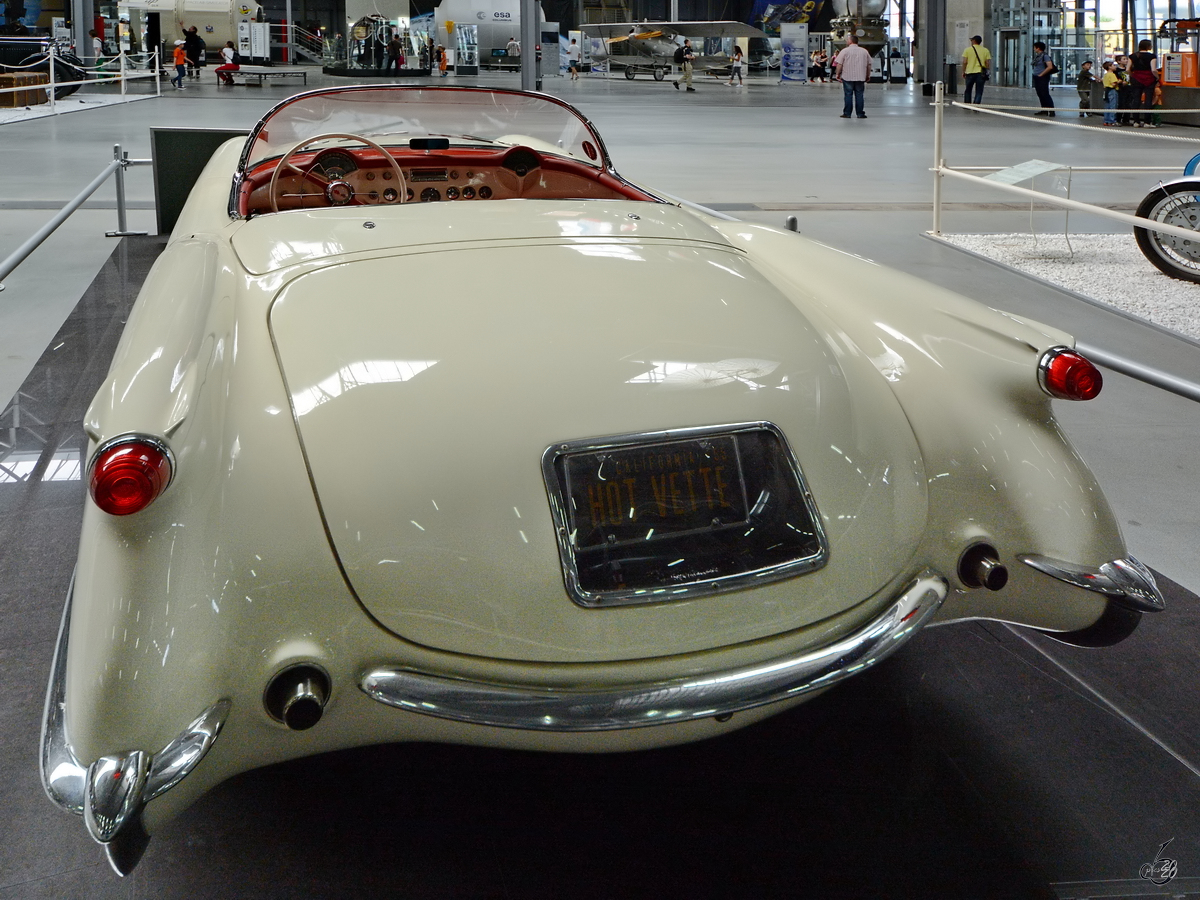 Heckansicht des 1955 gebauten Chevrolet Corvette Roadster, welcher Teil der Ausstellung im Technik-Museum Speyer ist. (Mai 2014)