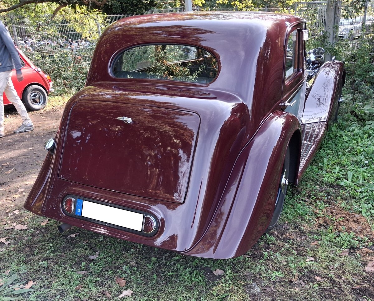 Heckansicht des Alvis Speed 25  Charlesworth  Saloon aus dem Jahr 1937. Cars & Castle auf Schlo� Lauersfort in Moers am 03.10.2026.