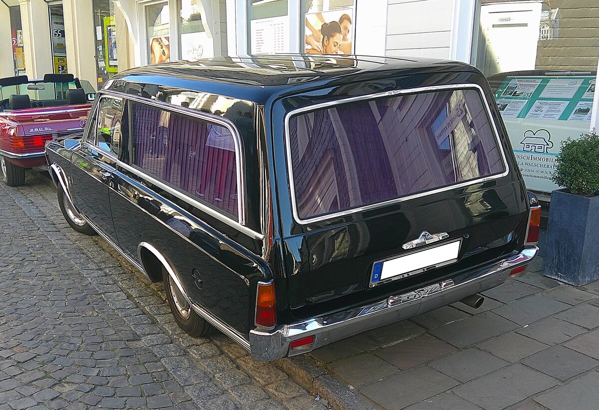 Heckansicht des Ford Taunus P7b Bestattungswagen mit Pollmann-Aufbau aus dem Jahr 1971. 18. Oldtimer Fr�hling des AMC Kettwig am 01.05.2026 in Essen Kettwig.