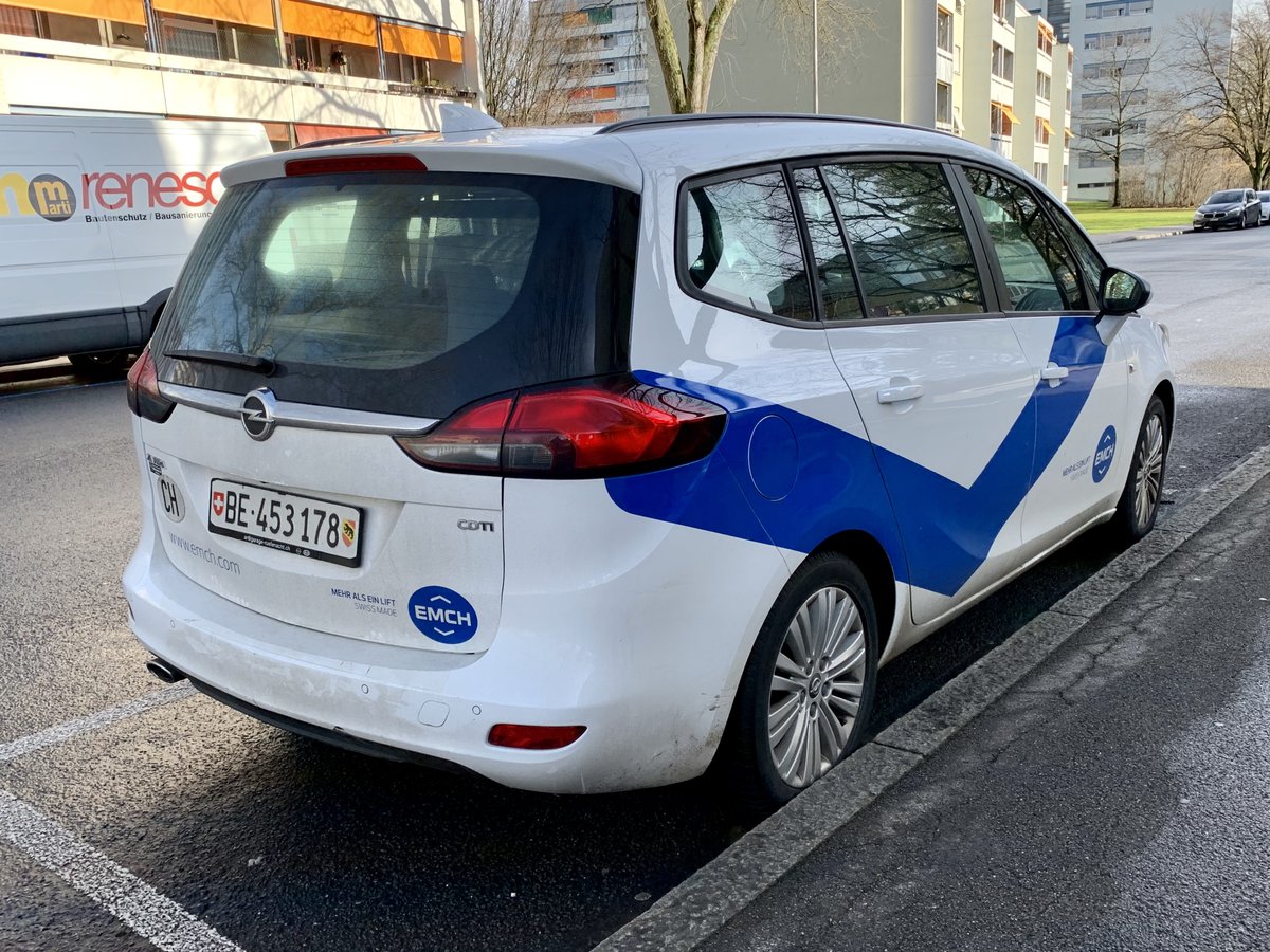 Heckansicht des Opel Zafira von Emch Aufzüge am 30.1.2020 in Bern.