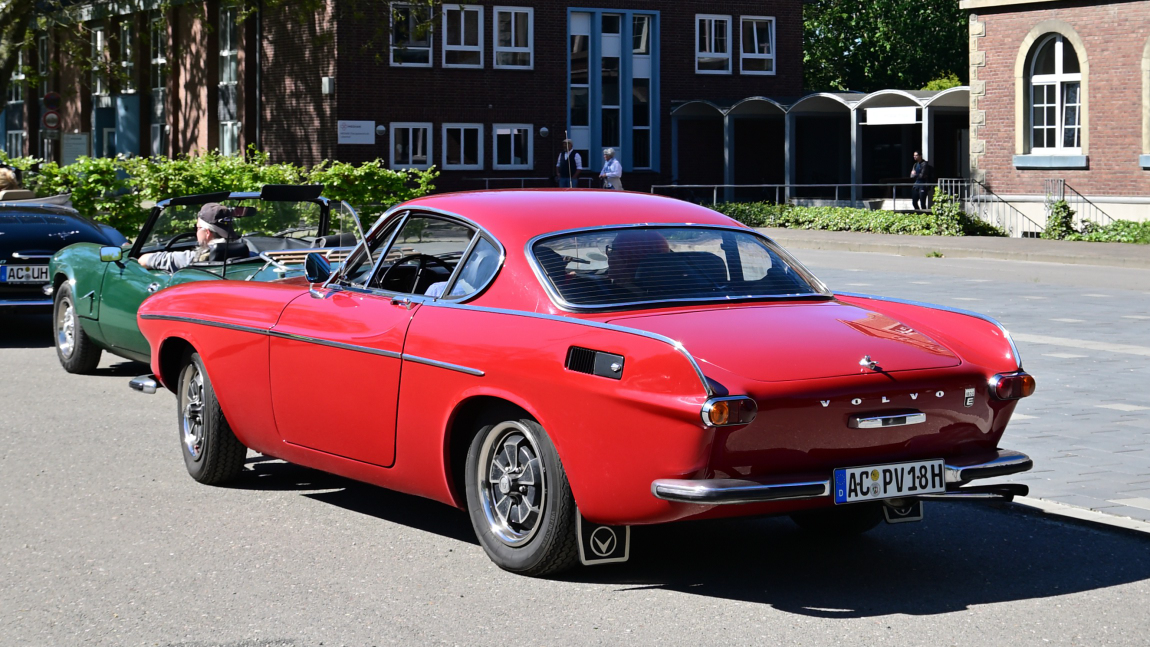 Heckansicht des Volvo P1800, am 1.5.2026 auf dem Show / Ausstellungsgel�nde des Fr�hlingserwachen der Oldtimerfreunde Grenzland, Loherhof Geilenkirchen
