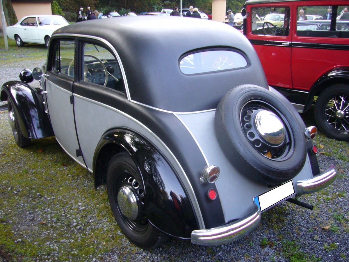 Heckansicht einer DKW F8-700 Meisterklasse Limousine. 1939 - 1942. Oldtimertreffen am Schwarzwaldhaus im Neandertal am 12.10.2014.
