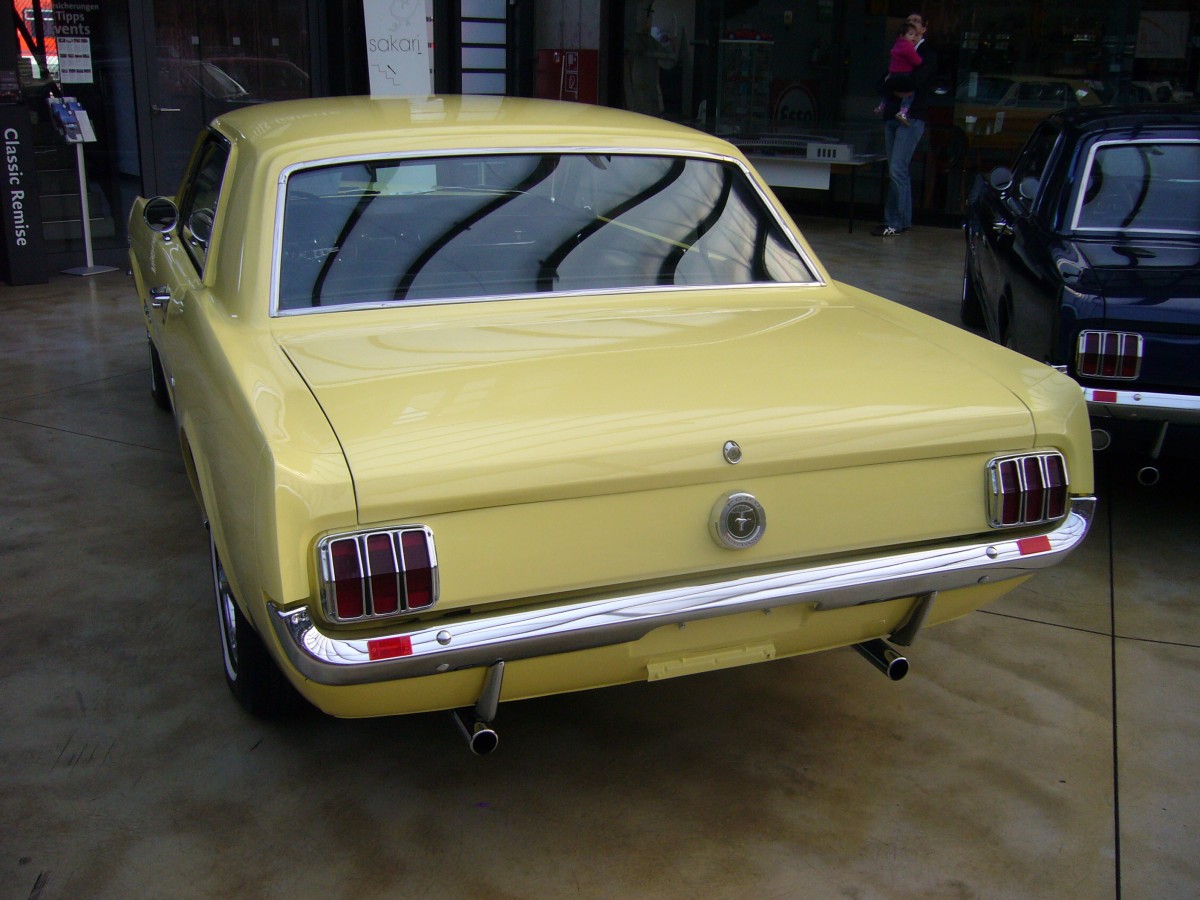 Heckansicht eines 1965´er Ford Mustang 1 Hardtop Coupe. Classic Remise Düsseldorf am 02.03.2014.