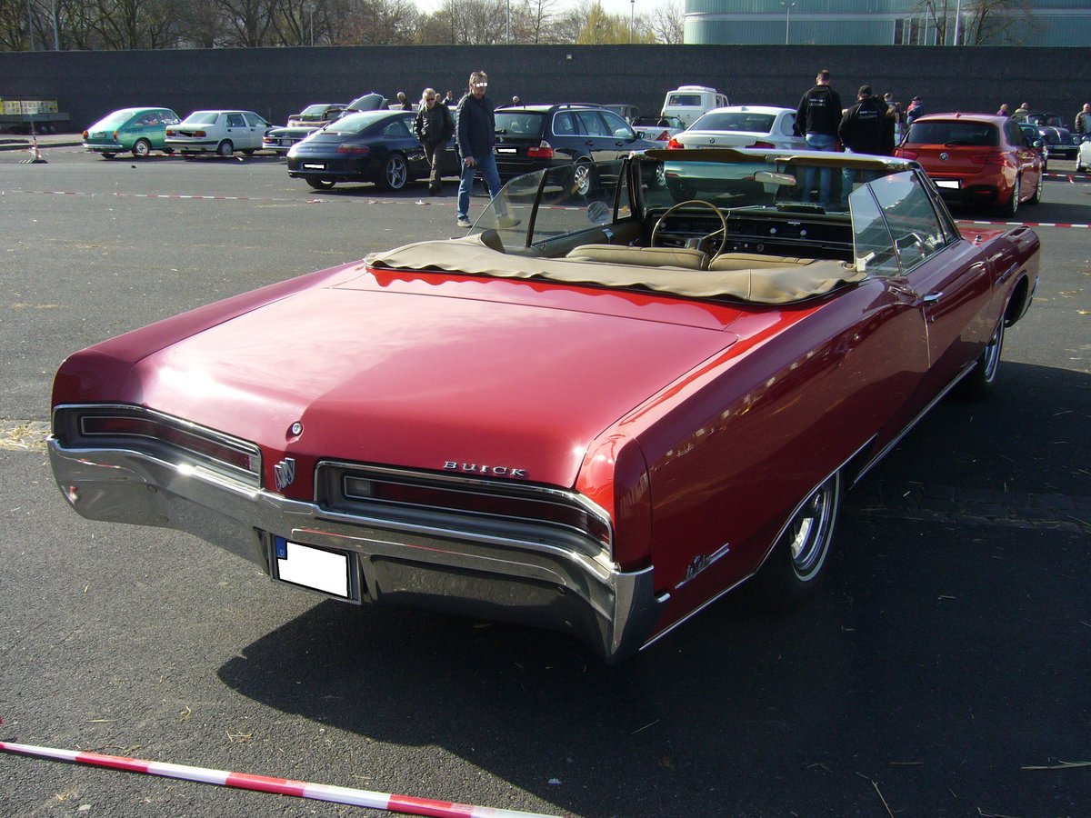 Heckansicht eines 1970´er Buick LeSabre Custom Convertible im Farbton matador red. Oldtimertreffen an Mo´s Bikertreff in Krefeld am 24.03.2019.