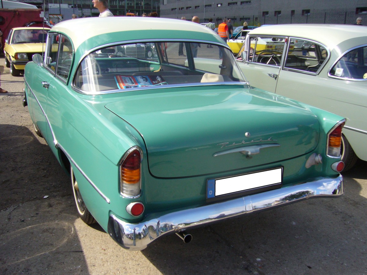 Heckansicht eines 2-türigen Opel Rekord P1. 1958 - 1960. Oldtimertreffen  Alte Dreherei  am 22.06.2014.