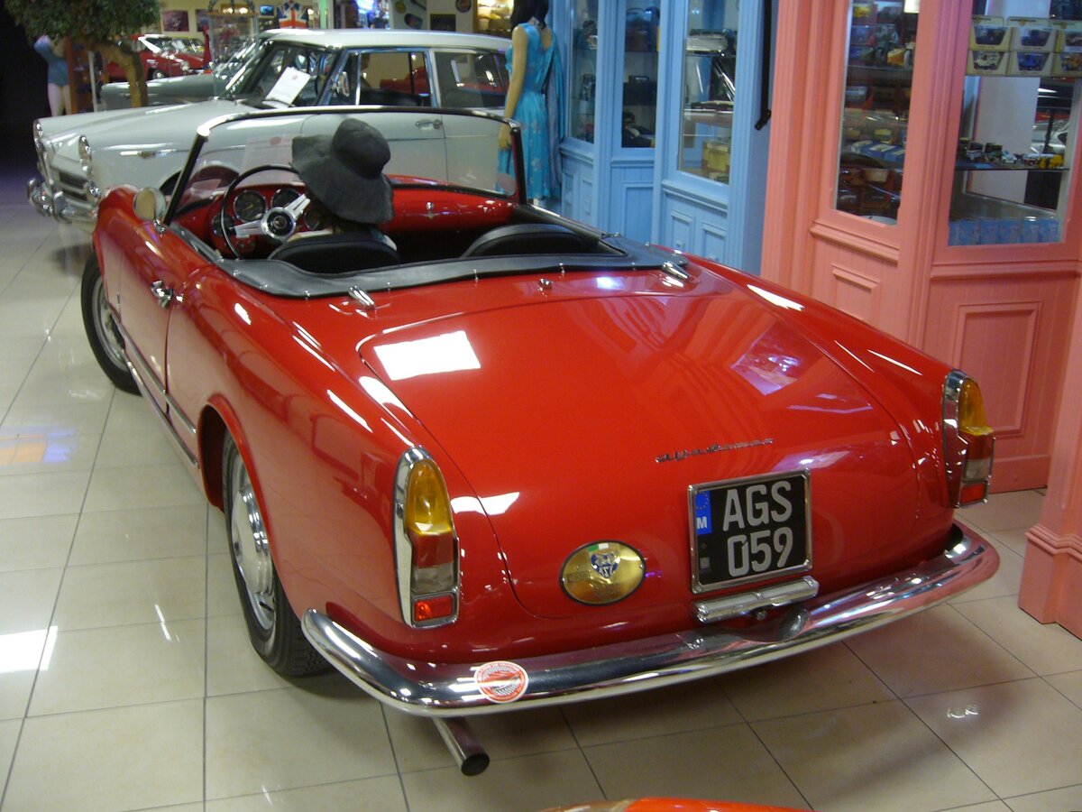 Heckansicht eines Alfa Romeo 2000 Spider der Modelljahre 1958 bis 1961. Der gezeigte Wagen selber wurde 1959 gebaut. Die 2000´er Modelle basierten auf den bereits im Jahr 1950 vorgestellten 1900´er Modellen. Das hübsch gezeichnete Cabriolet wurde bei der Carrozzerria Touring/Mailand produziert. Manko dieses Modelles waren die immer noch verbauten Trommelbremsen in einem Sportwagen. Der Vierzylinderreihenmotor leistet 105 PS aus einem Hubraum von 1975 cm³. The Malta Classic Car Collection in Saint Paul´s Bay am 09.09.2023.