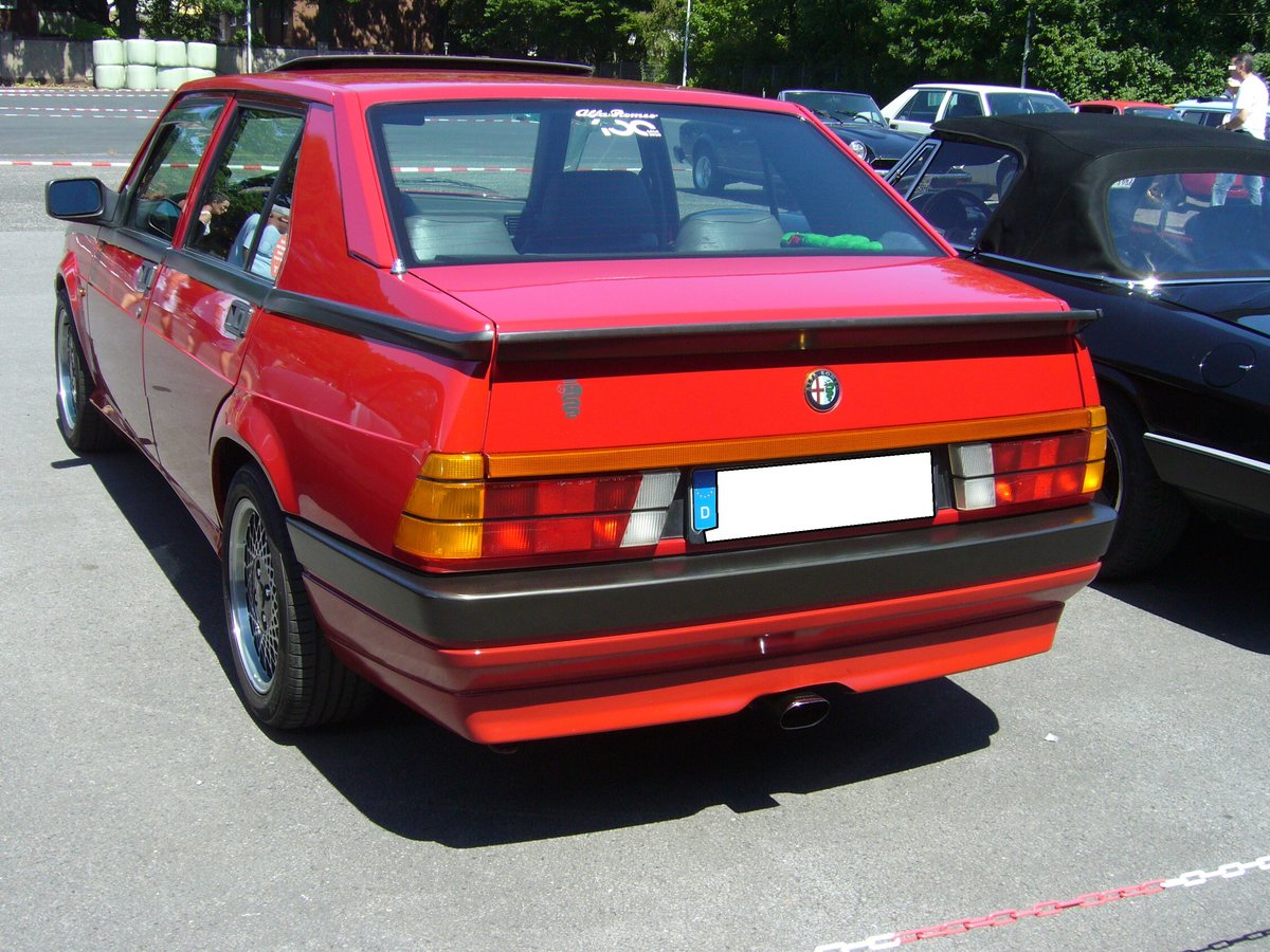 Heckansicht eines Alfa Romeo 75 QV. 1985 - 1992. Treffen  Forza Italia  am 30.06.2018 in Krefeld.