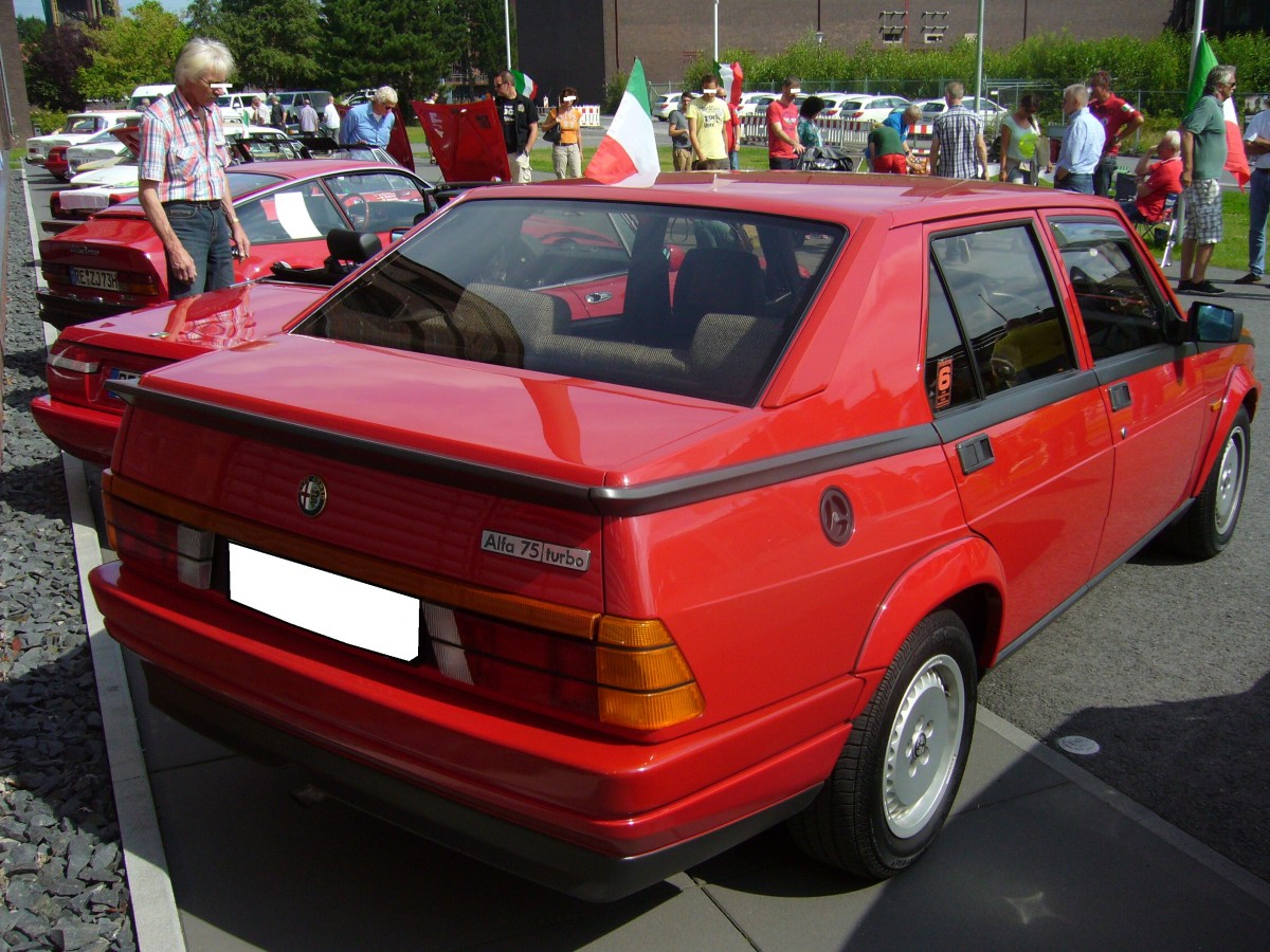Heckansicht eines Alfa Romeo 75 Turbo. 1987 - 1991. Oldtimertreffen Kokerei Zollverein am 03.08.2014.