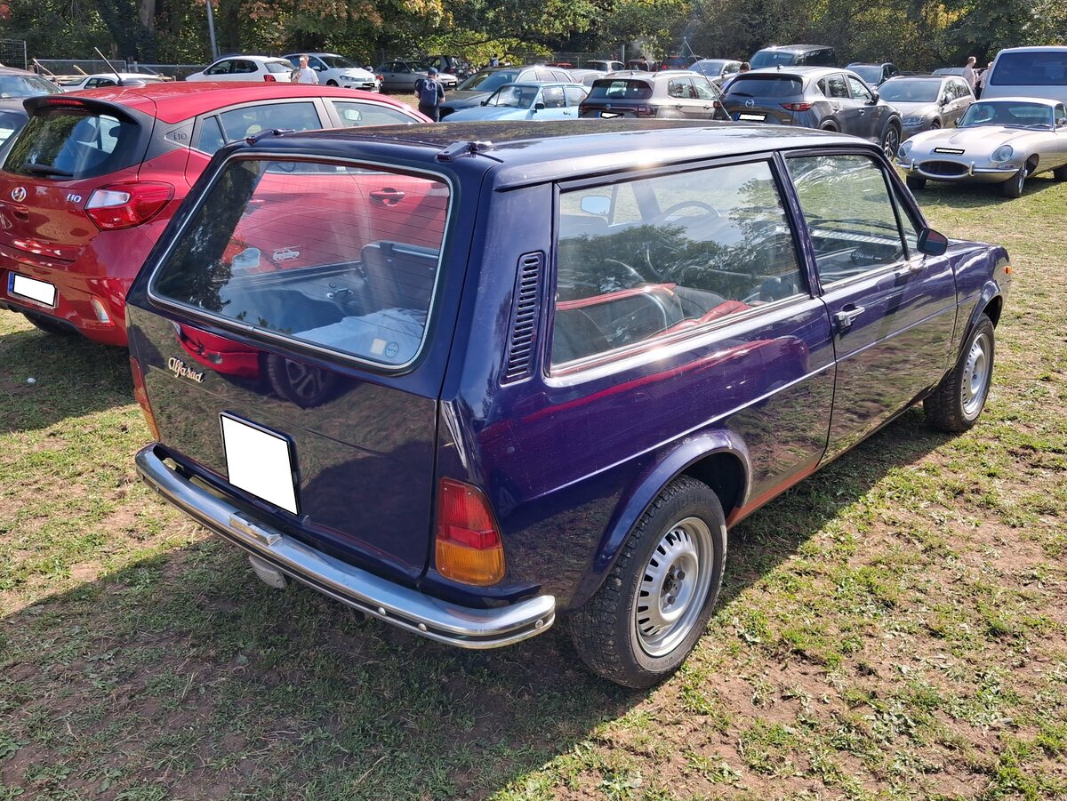 Heckansicht eines Alfa Romeo Alfasud Giardinetta im Farbton blu olandese aus dem Jahr 1976. Cars & Castle auf Schlo� Lauersfort in Moers am 03.10.2026.
