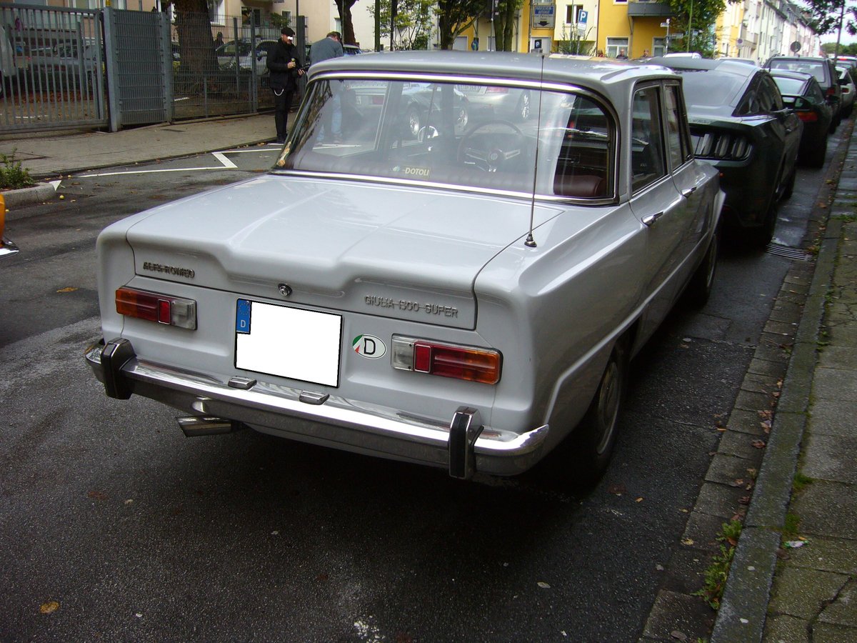 Heckansicht eines Alfa Romeo Giulia 1300 Super. 1964 - 1971. Duke of Downtown am 09.09.2017 in Essen-Rüttenscheid.