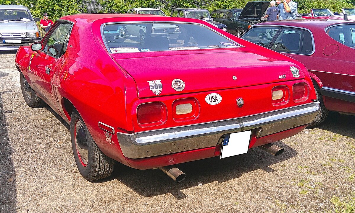 Heckansicht eines AMC Javelin SST aus dem Jahr 1972 im Farbton trans am red. 