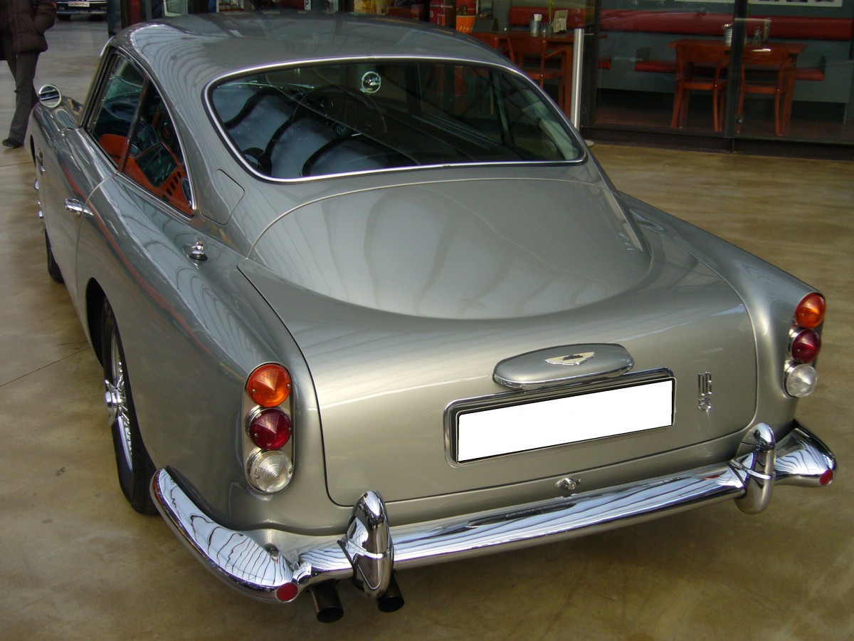 Heckansicht eines Aston Martin DB5. 1963 - 1965. Classic Remise Düsseldorf am 03.04.2015.