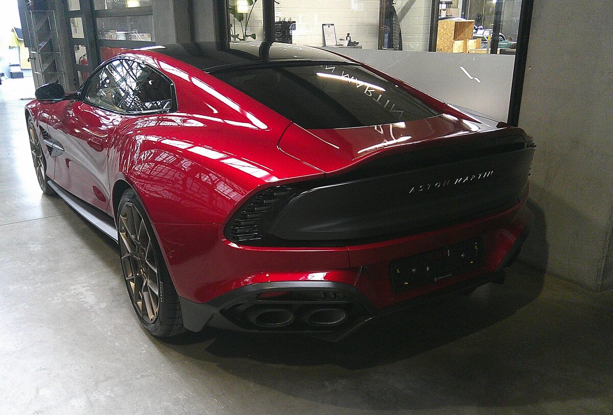 Heckansicht eines Aston Martin Vanquish Coupe im Farbton liquid crimson. Classic Remise Düsseldorf am 15.01.2026.