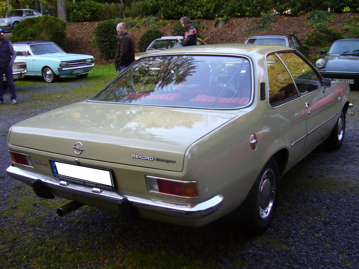 Heckansicht eines atlasbeigen Opel Rekord D Coupe. 1972 - 1977. Oldtimertreffen am Schwarzwaldhaus im Neandertal am 12.10.2014.