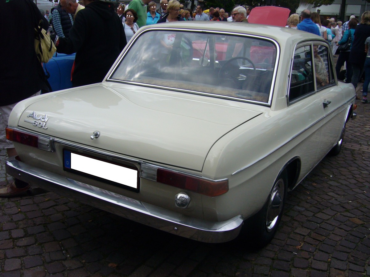 Heckansicht eines Audi 60L. 1968 - 1972. Hier handelt es sich um ein Modell, das vor August 1970 produziert wurde, da noch die länglichen Rückleuchten verbaut sind. Saarner Oldtimer Cup am 07.09.2014.
