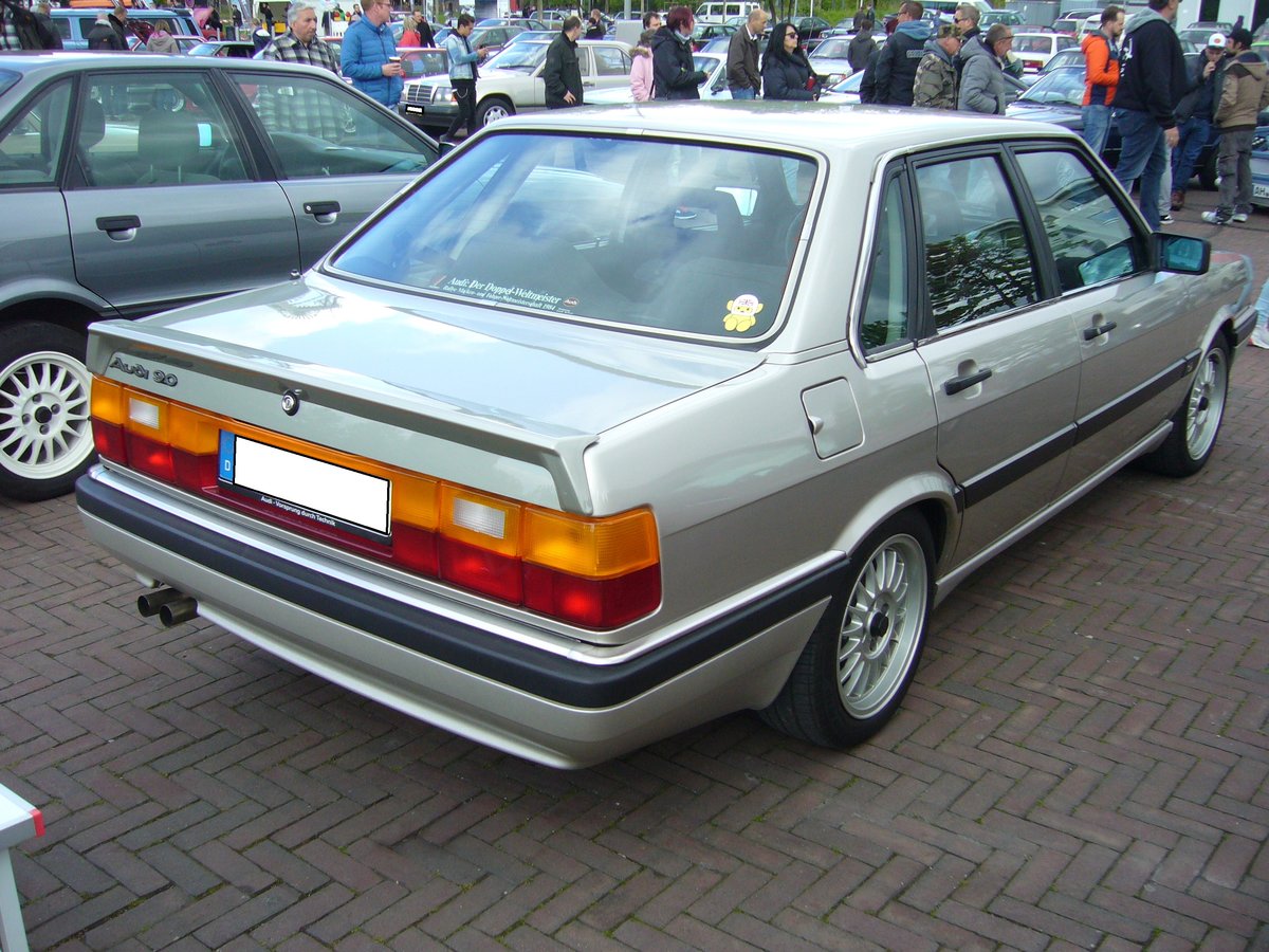 Heckansicht eines Audi 90 der Baujahre 1984 bis 1986. Youngtimertreffen Zeche Ewald in Herten am 12.05.2019.