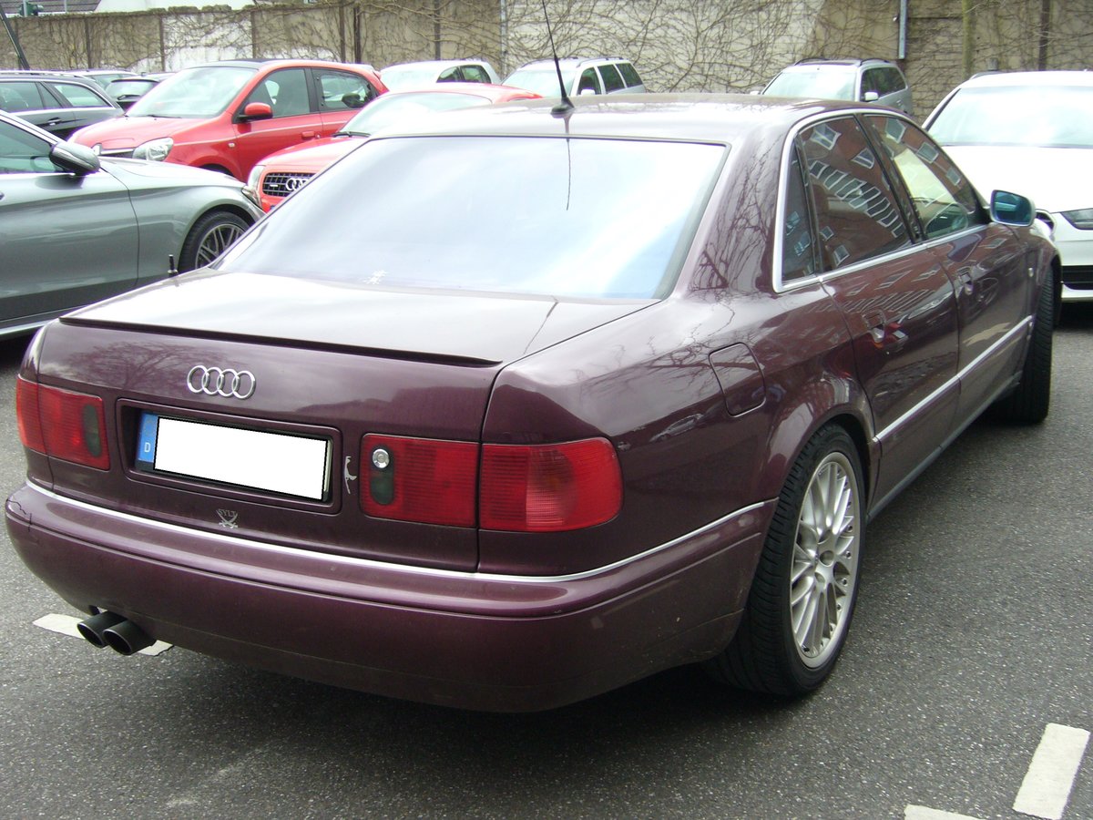 Heckansicht eines Audi V8. 1988 - 1994. Besucherparkplatz der Düsseldorfer Classic Remise am 20.03.2016.