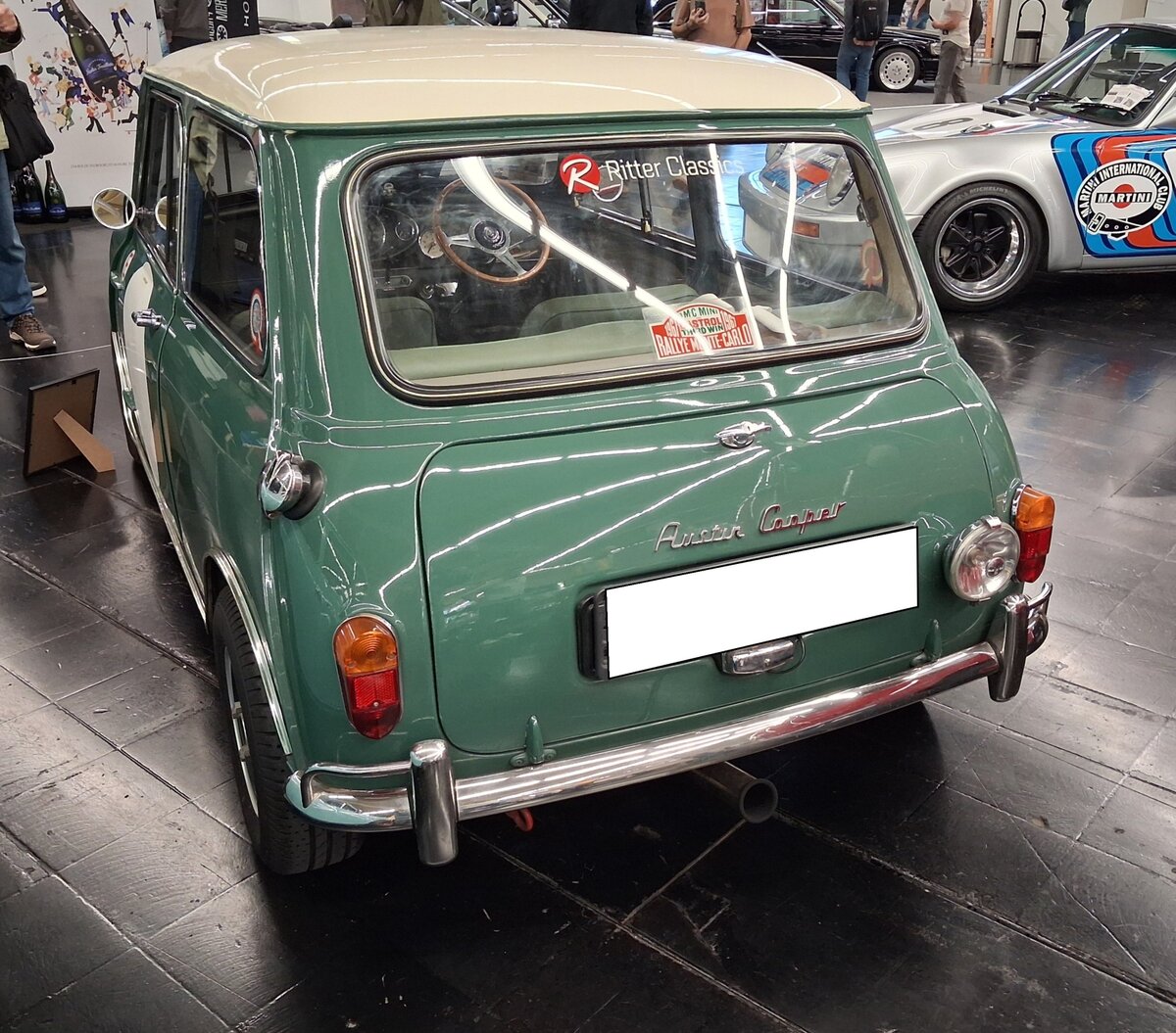 Heckansicht eines Austin Mini Cooper MK1 im Farbton almond green aus dem Jahr 1966. Techno Classica Salon in Dortmund am 25.09.2026.