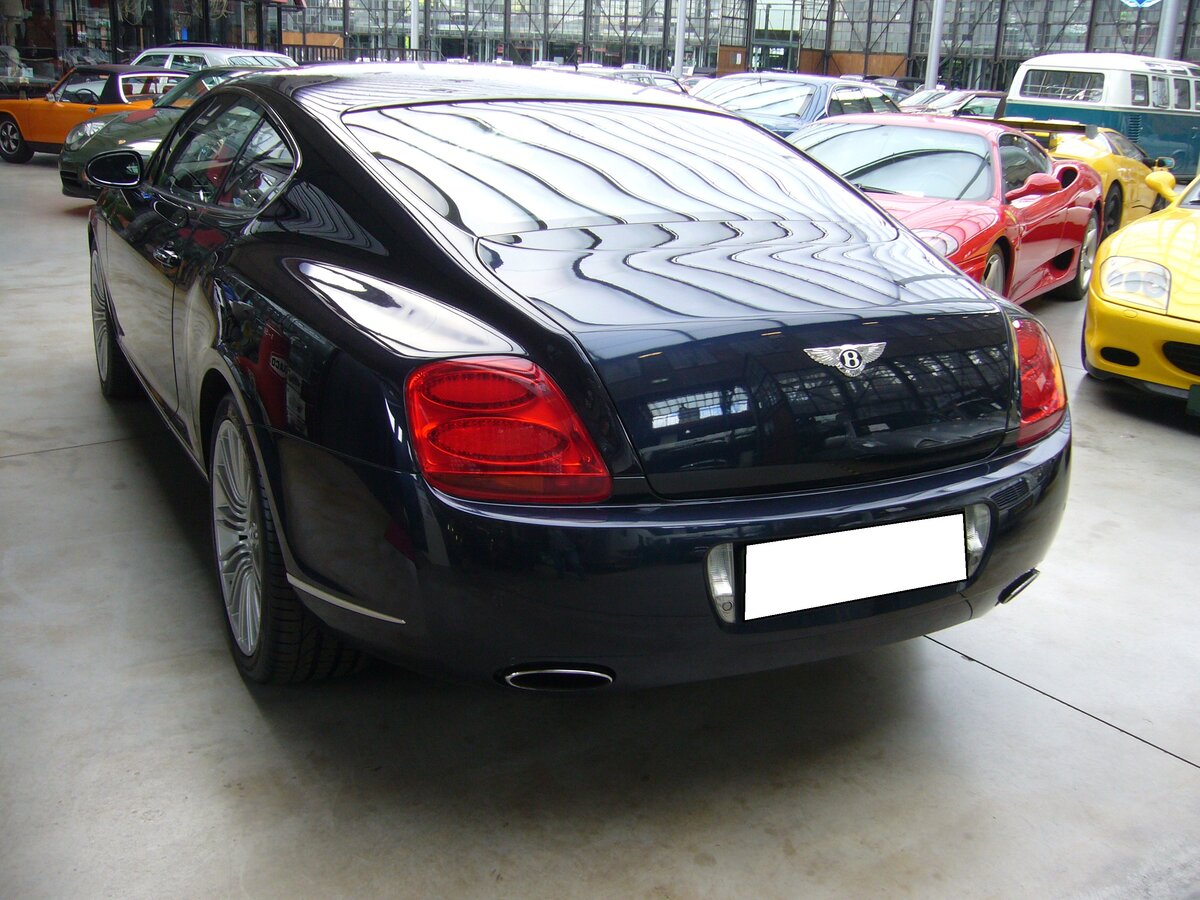 Heckansicht eines Bentley Continental GT aus dem Jahr 2004. Classic Remise Düsseldorf am 26.05.2022.