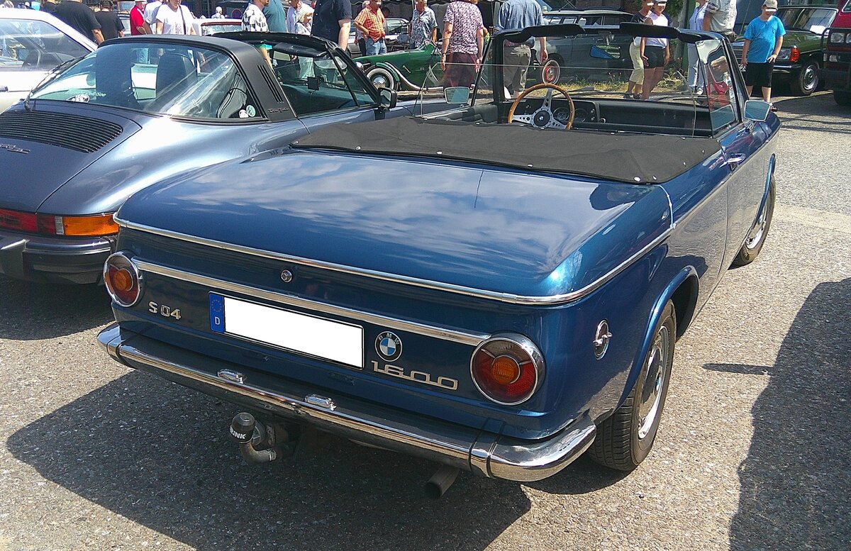 Heckansicht eines BMW 1600 Baur-Cabriolet im Farbton caribeblau. 18. Oldtimerfestival an der  Alten Dreherei  in M�lheim an der Ruhr am 21.06.2026. 
